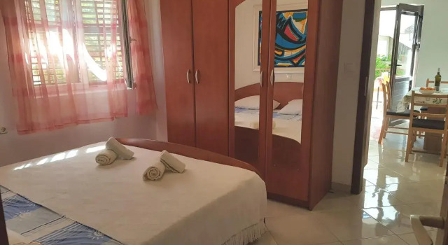 Apartments Damjanic Jerko, Забронировать Апартаменты/квартира Отели Врбоска с парковкой, рядом с Частный Пляж «Виллы Эмма», Парковка