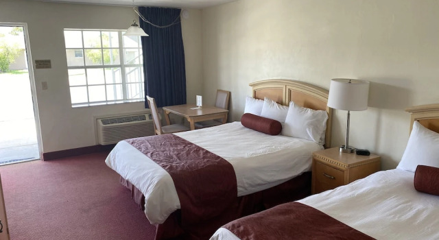 Roland and Mary Ann Martin Resort, Забронировать Курортный отель Кльюистон Southwest Florida