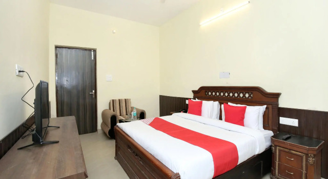 Capital O 11708 Near LPU, Book Hotel Phagwara Punjab