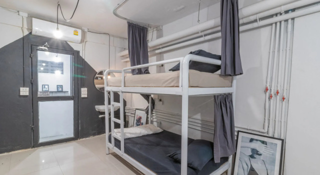 Кровать в общем номере Beige Poshtels + Netflix