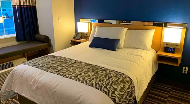 Люкс Deluxe Microtel Inn & Suites by Wyndham Woodland Park