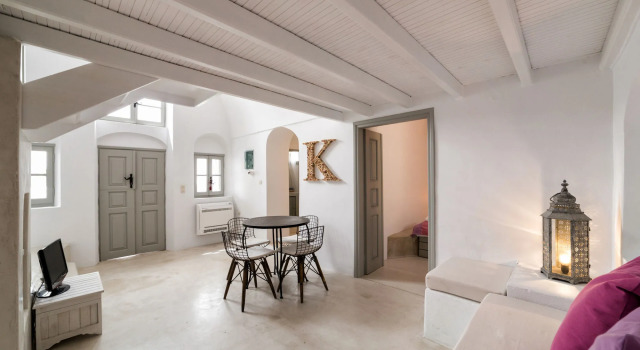 Kampanario Luxury Two-Bedroom Villa with Private Jacuzzi, Забронировать Вилла Мегалохори Санторини, рядом с Винодельня Гавала