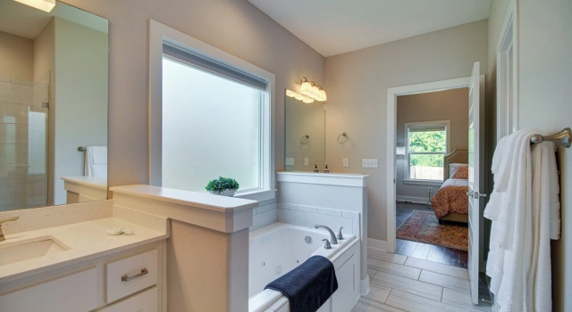 Коттедж с 3 комнатами Fayetteville Vacation Rental w/ Deck & Shared Pool