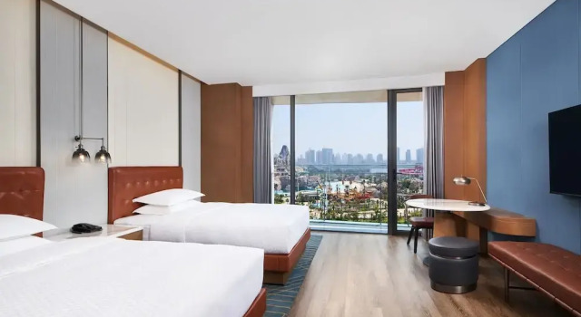 Четырёхместный номер Deluxe с балконом и с видом на озеро Four Points by Sheraton Nanchang, Xihu