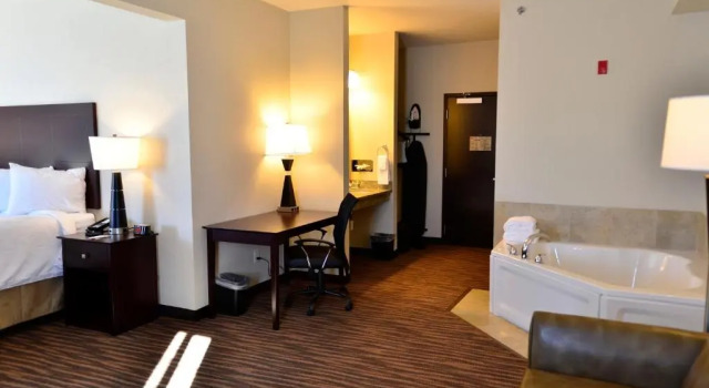 Люкс Deluxe Cobblestone Inn & Suites - Holstein