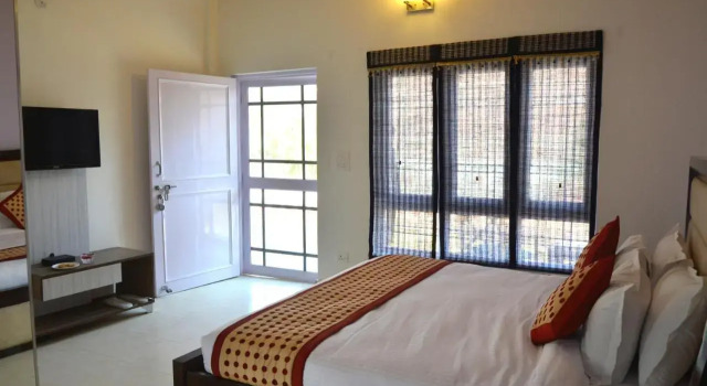Four Banyans Spirit and Nature Resort, Rezerwuj Ośrodek wypoczynkowy Hotele w Uttarakhand z basenem, Basen