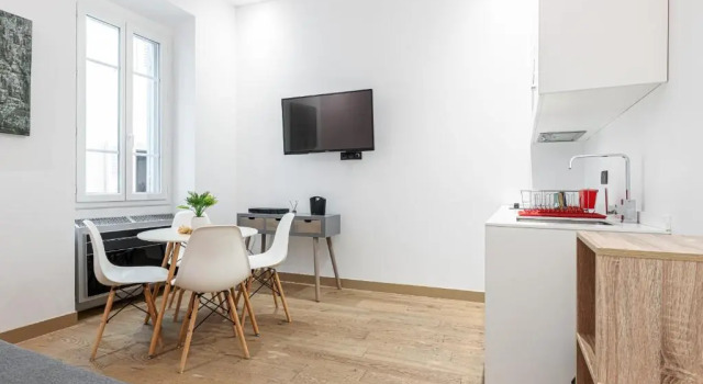 Garibaldi Square - 1 Bdr Old Town AC, Забронировать Отель Ницца Приморские Альпы, рядом с Касл-Хилл