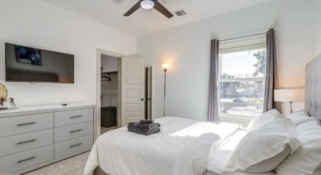 Modern Houston Retreat w/ Patio, 11 Mi to Dtwn, Foglalás Nyaraló Houston Houston