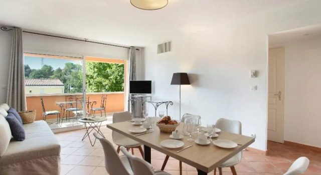 Кровать в общем номере Résidence Odalys La Licorne de Haute Provence