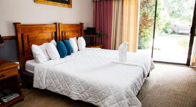 Woodpecker Guesthouse, Book Pension Hoteller i Ficksburg med parkering, Parkering