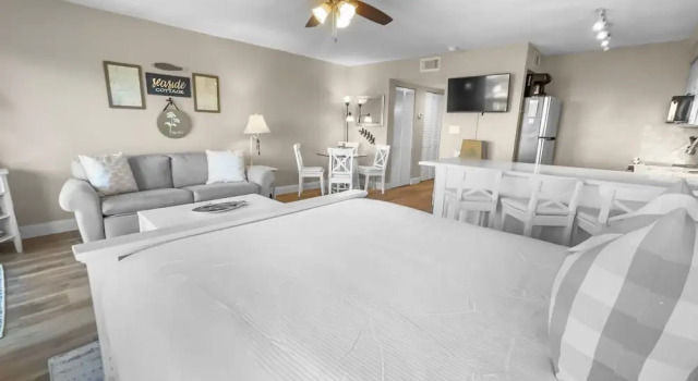 Summersalt 1 Bedroom Condo by RedAwning