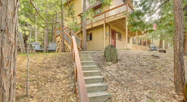 Woodsy Lake Arrowhead Cabin w/ Fire Pit Table