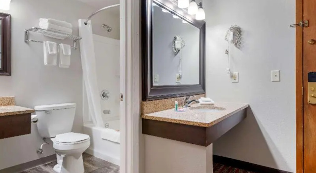 Четырёхместный номер Standard Econo Lodge Lakeview