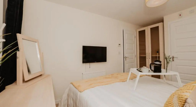 Coyle House, 3 bed, super kings or twins, driveway, free wi-fi, pets, corporates welcome, Reservar Hotel Corby Northamptonshire County