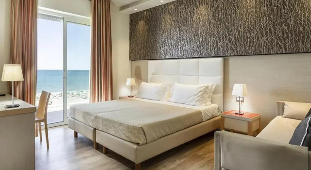 Четырёхместный номер Standard seafront Hotel Kursaal