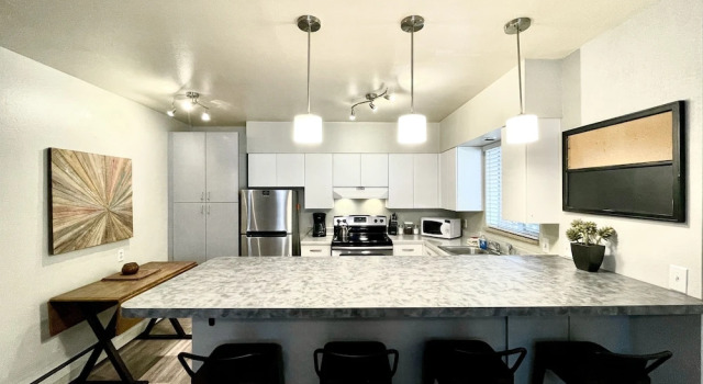 Stylish Condo in the Heart of Old Town, Забронировать Отель Отели Форт-Коллинс 3 звезды, рядом с UCHealth Poudre Valley Hospital, 3*