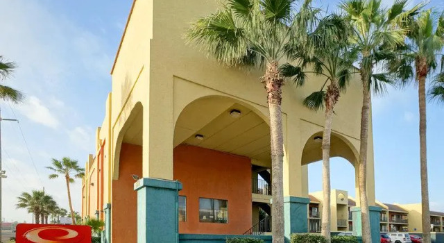 Кровать в общем номере South Padre Island Lodge