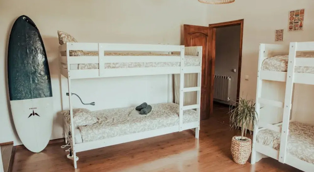 Кровать в общем номере The Far End Surf House - Surf & Yoga Holidays