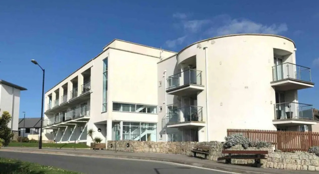 Beautiful 3 bedroom apartment by the Sea