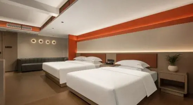 Семейный тент Yuehu Rongzhu Hotel (Two Rivers and Four Lakes Elephant Trunk Hill)