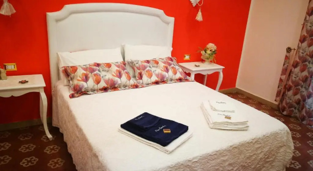 B&B Resta Cu Mme, Забронировать Отель «постель и завтрак» Отели Неаполя с завтраком, рядом с Кафедральный собор Неаполя, Завтраки