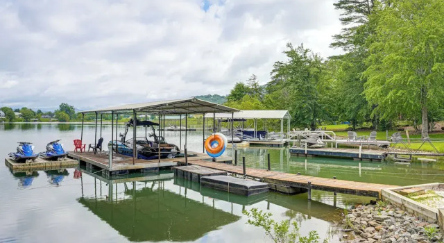 Коттедж Hiawassee Getaway w/ Hot Tub, Deck & Lake Access!