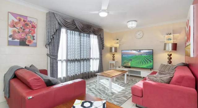 Lovely 3BR Holiday Home with Pool, 예약 호텔 Cluden 퀸즈랜드
