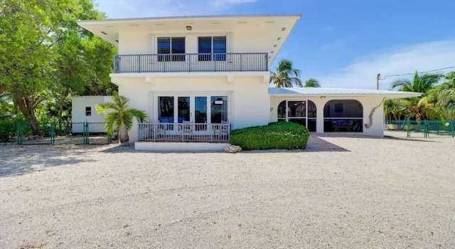 Walk to Beach: Waterfront Home in Marathon!