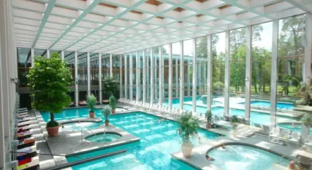 Ferienwohnung Juliane in der Villa zum Kronprinzen direkt gegenüber der Saarow Therme, Забронировать Вилла Отели Бад-Заров с парковкой, Парковка