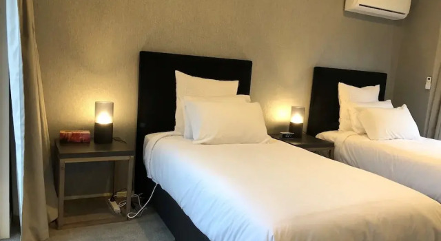 Luxury Golf-Side Lodge K Lodge Rotorua, Забронировать Дом для отпуска Коттеджи Озера Роторуа, Коттедж