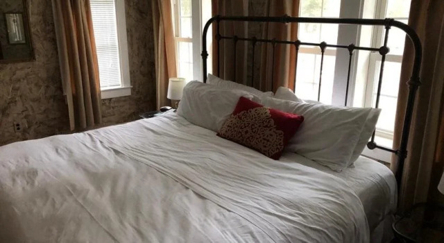 The Frogtown Inn And 6 Acres Restaurant, Book Hotel Canadensis 