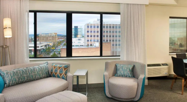 Угловой люкс c 1 комнатой Courtyard by Marriott Seattle Everett Downtown