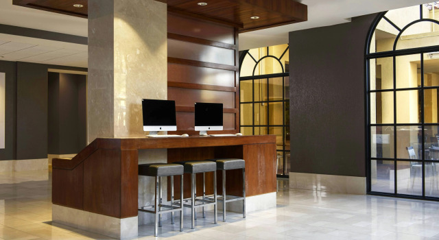 Renaissance Palm Springs Hotel, Забронировать Отель Палм-Спрингс Coachella Valley, рядом с Plaza de las Flores Shopping Center