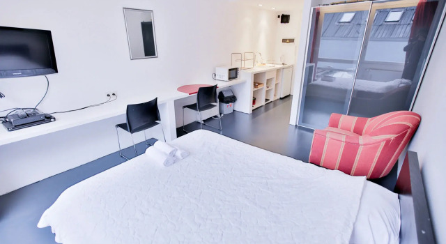 Chic suisse flat - Metro Louise, Забронировать Отель Брюссель Брюссельский столичный регион, рядом с Центр изобразительных искусств BOZAR
