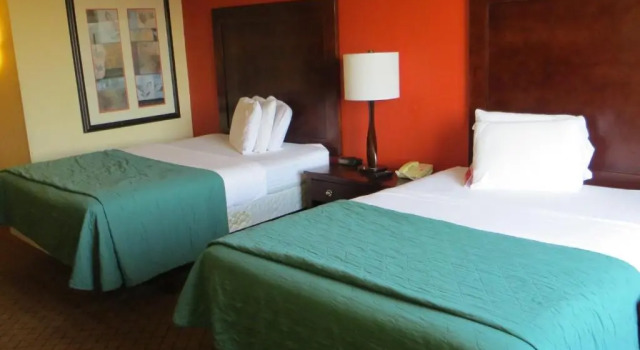 Habitación cuádruple Estándar con vista a la piscina Ramada by Wyndham Lansing Hotel & Conference Center