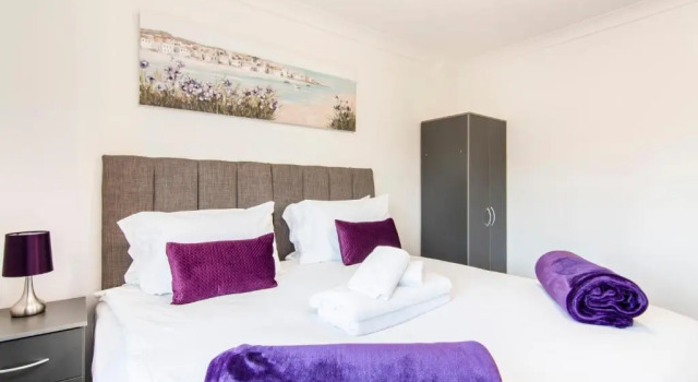 2 bed house, Wifi, dishwasher and garden. Long stay discounts, Prenota Hotel Hotel a Kent con parcheggio, Parcheggio