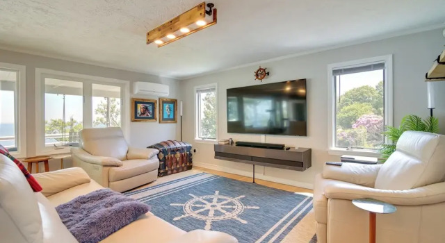Bayfront Home w/ Deck - 4 Mi to Downtown Plymouth!, 预订 度假屋 普里茅斯 马萨诸塞州