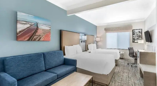 Четырёхместный люкс Best Western Plus Airport Inn & Suites