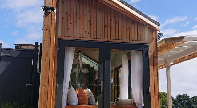 Camera Deluxe Compass Hut