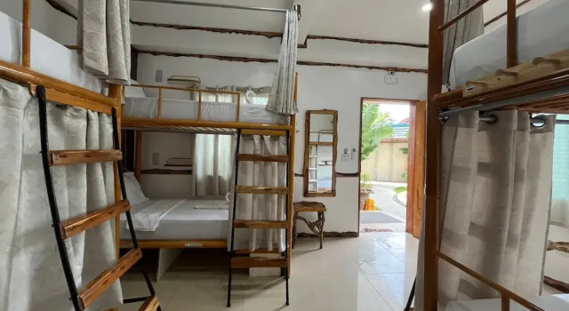Кровать в общем номере с балконом и с видом на бассейн The Hat Trick Hostel
