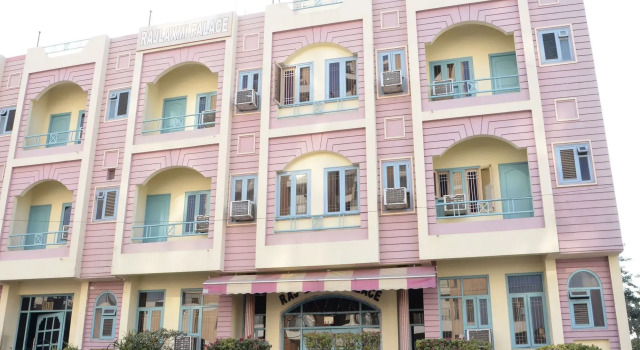 FabHotel Rajlaxmi Palace - Ashok Vihar Metro Station, Забронировать Отель Отели штата Раджастхана с парковкой, Парковка