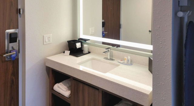 Четырёхместный номер Standard Comfort Inn & Suites Wyomissing-Reading