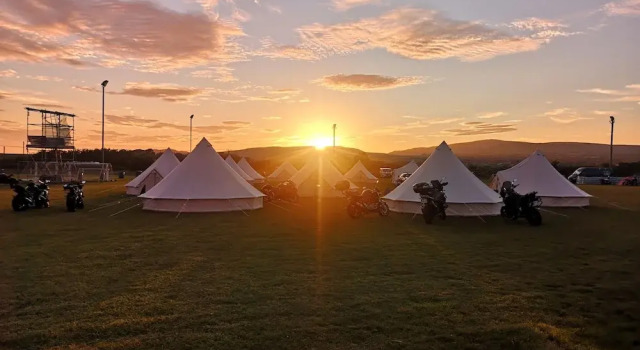 Nine Yards Bell Tents at the TT - Castletown, Забронировать Отель Каслтаун Остров Мэн, рядом с Castle Rushen