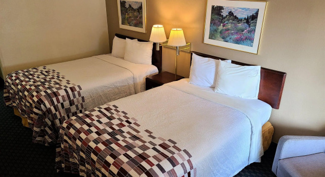 Четырёхместный номер Deluxe Red Roof Inn Perry