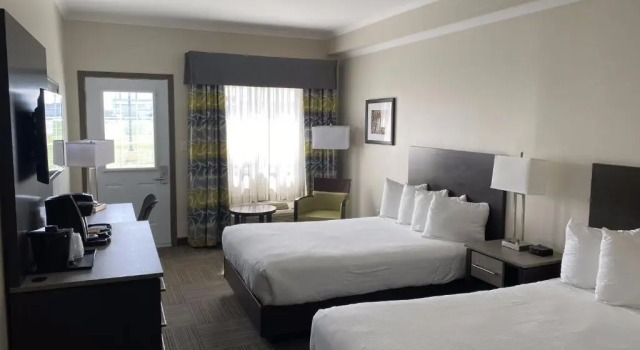 Четырёхместный номер Standard Crossroads Inn & Suites