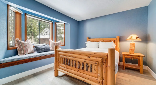 Коттедж Updated Tahoe Donner Cabin w/ Golf Course Views!