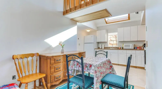 Charming Old Lyme Cottage, Steps to Private Beach!