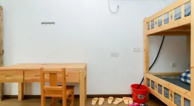 Кровать в общем номере (мужской номер) Guoke Lvren Youth Hostel