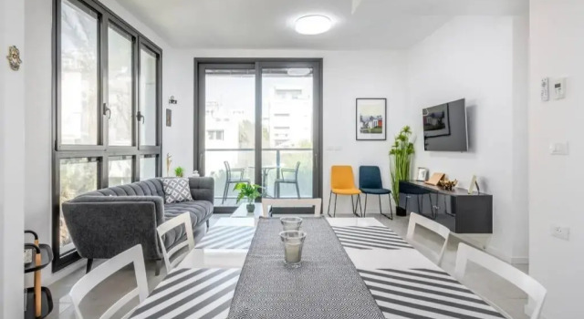 Kerem Hateimanim Area-3 BR with Balcony, Забронировать Отель Тель-Авив Тель-Авивский округ, рядом с Independence Hall Museum