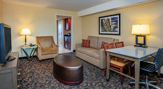 Двухместный люкс с 2 комнатами Embassy Suites by Hilton Boston Waltham